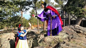 Evil queen give Snow white Apple