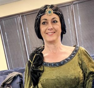 Queen-Elinor-at-FRCC-homeschool-medieval-dance